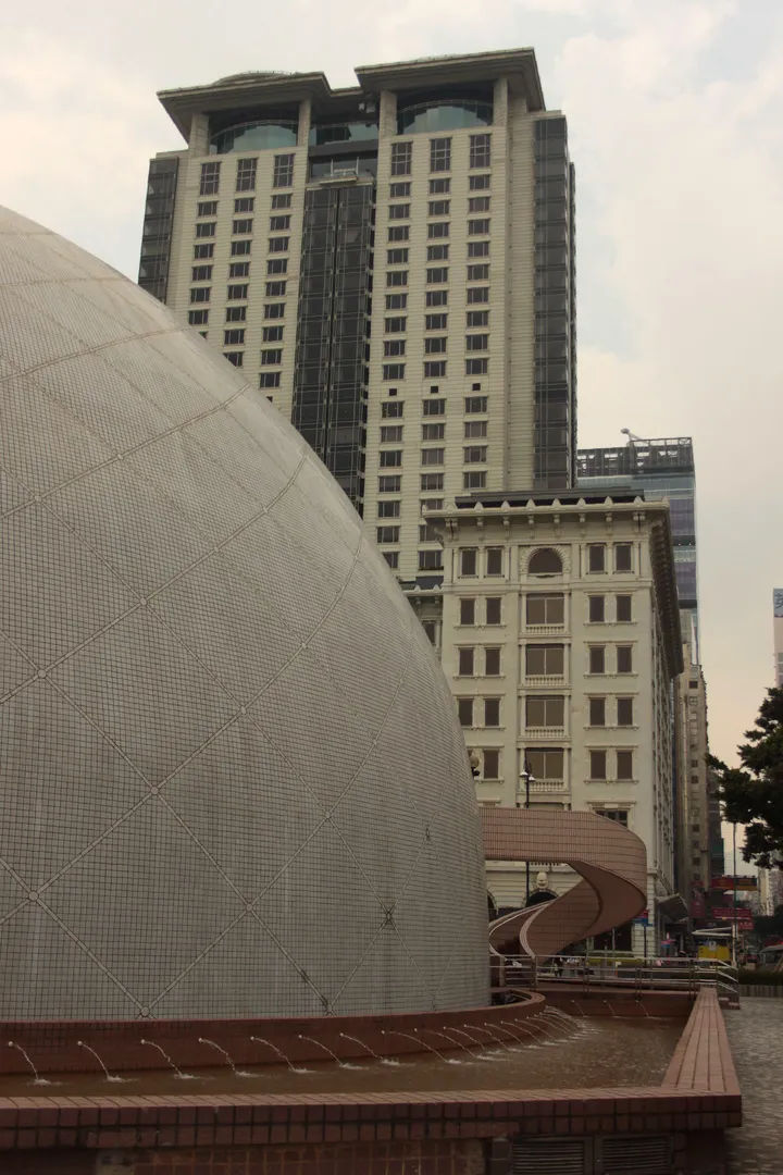 Widok na kopułę Muzeum Kosmosu w Hongkongu i sąsiadujący budynek