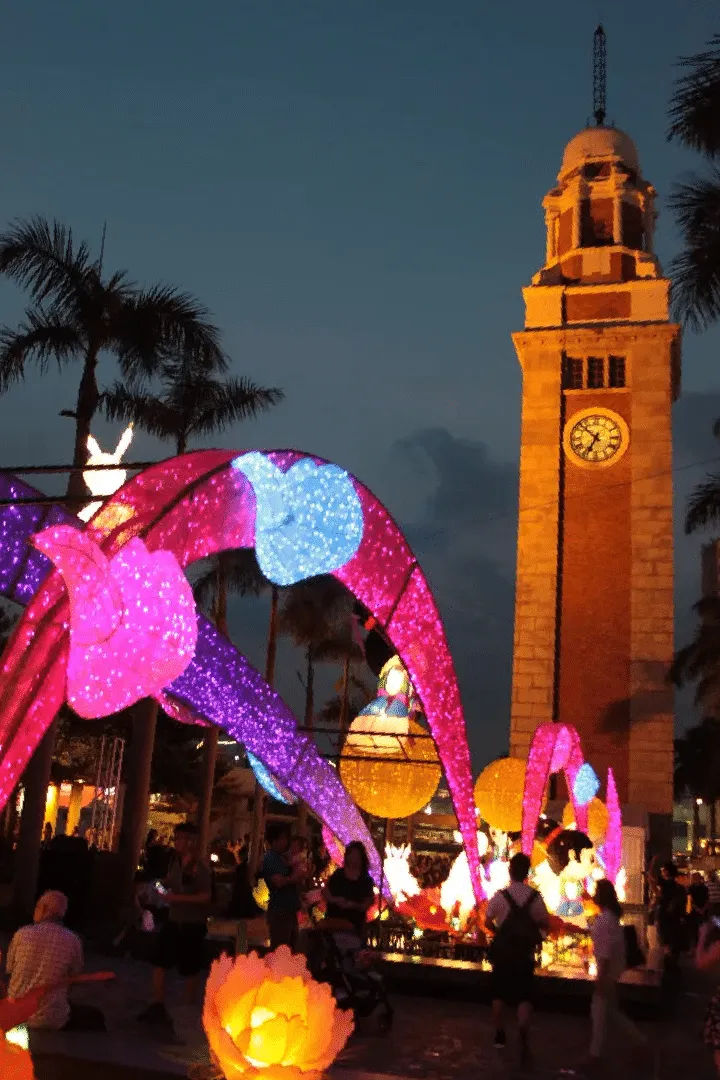 Zegarowa wieża i kolorowe światła festiwalu w Hongkongu