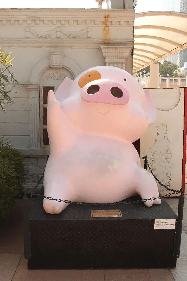 Różowy, duży prosiaczek jako figurka na deptaku w Tsim Sha Tsui, Hongkong.