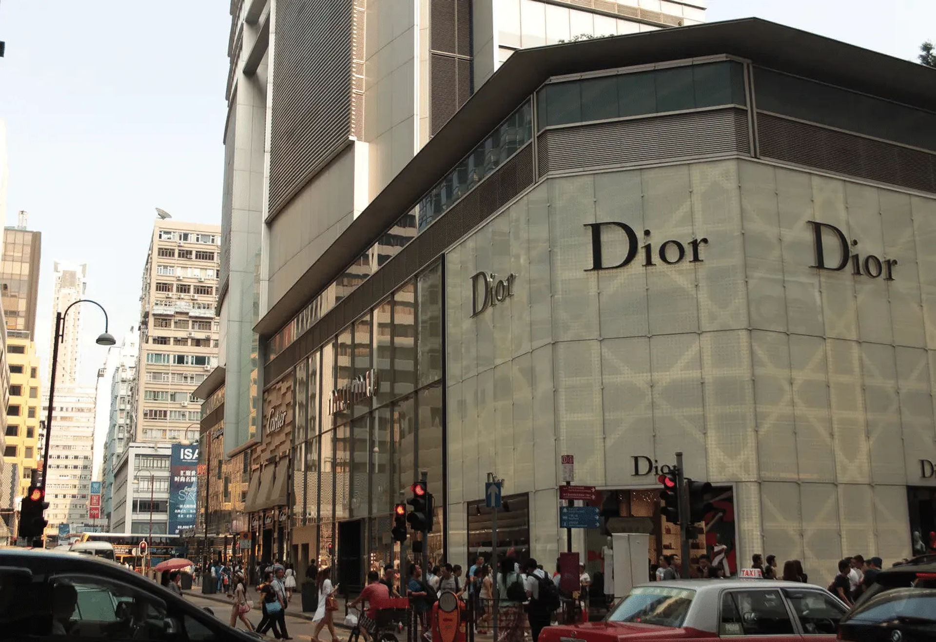 Sklep Dior na zatłoczonej ulicy w Tsim Sha Tsui, Hongkong