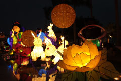 Kolorowe festiwalowe lampiony oświetlone nocą w Hongkongu