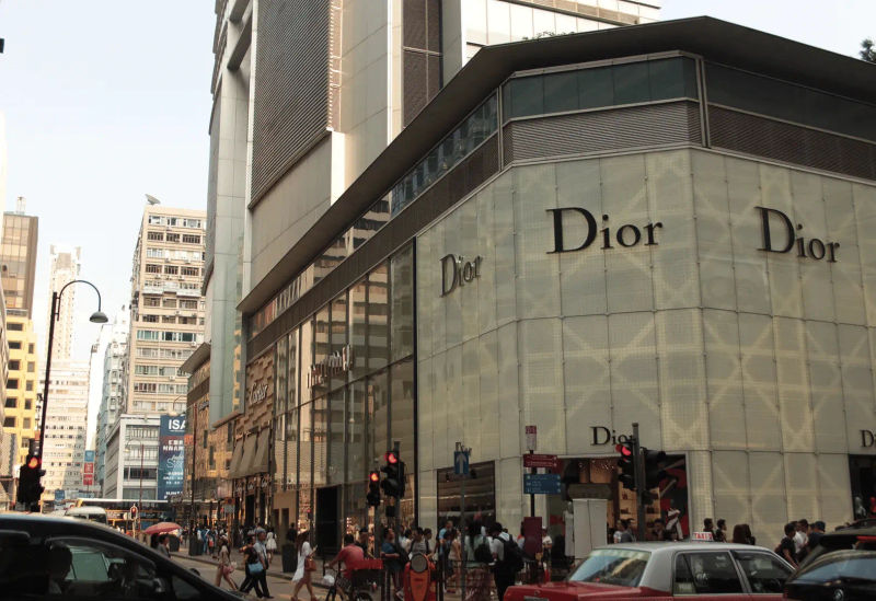 Sklep Dior na zatłoczonej ulicy w Tsim Sha Tsui, Hongkong