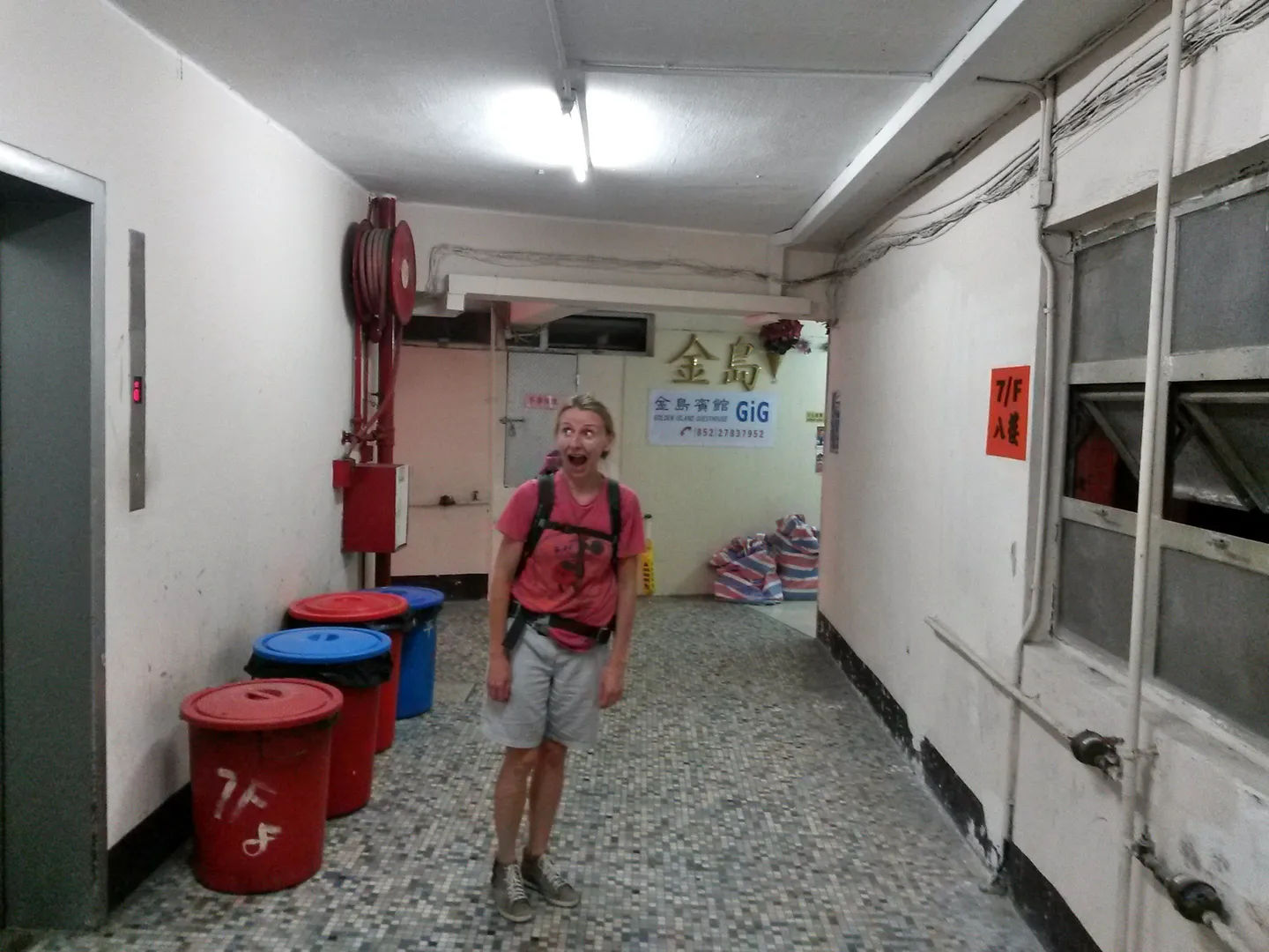 Turysta w korytarzu budynku na Hongkong Island