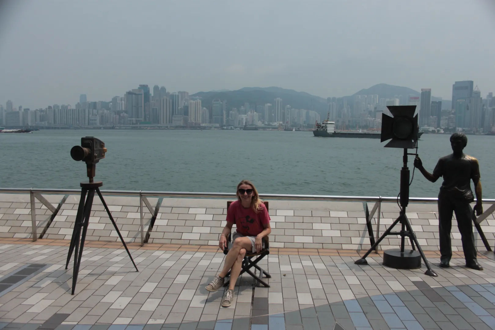 Turysta na Alei Gwiazd w Hongkongu w otoczeniu kamerzystów