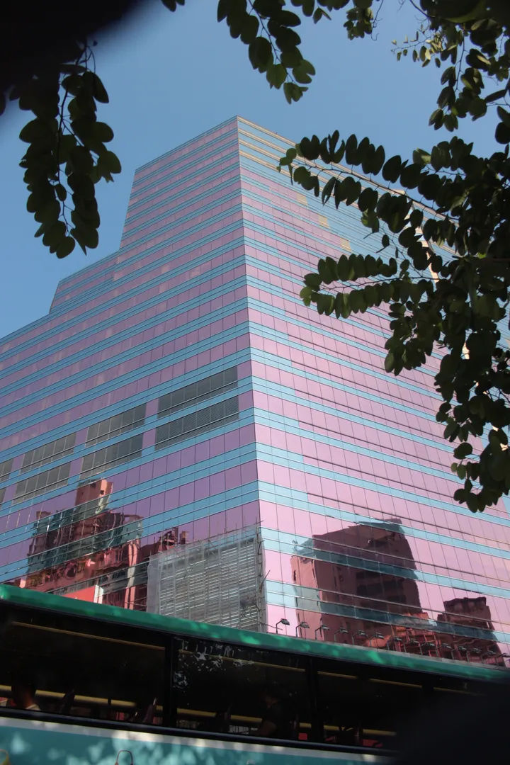 Różowy budynek biurowy z przeszkloną fasadą, Kowloon, Hongkong