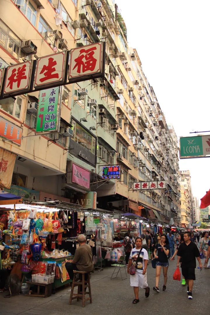 Główna ulica handlowa z tradycyjnymi neonowymi znakami na Mong Kok w Hongkongu