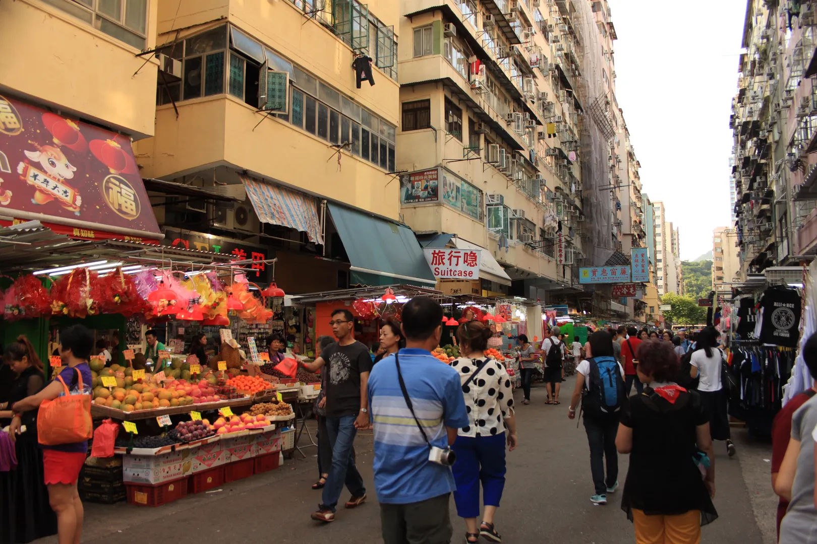 Rynki owocowe i warzywne na Mong Kok w Hongkongu, pełne klientów i straganów