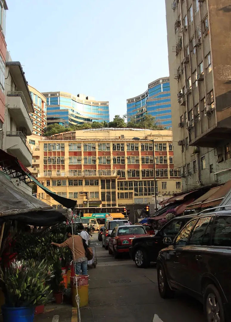 Widok na budynki i ruch uliczny w pobliżu rynku w Kowloon, Hongkong