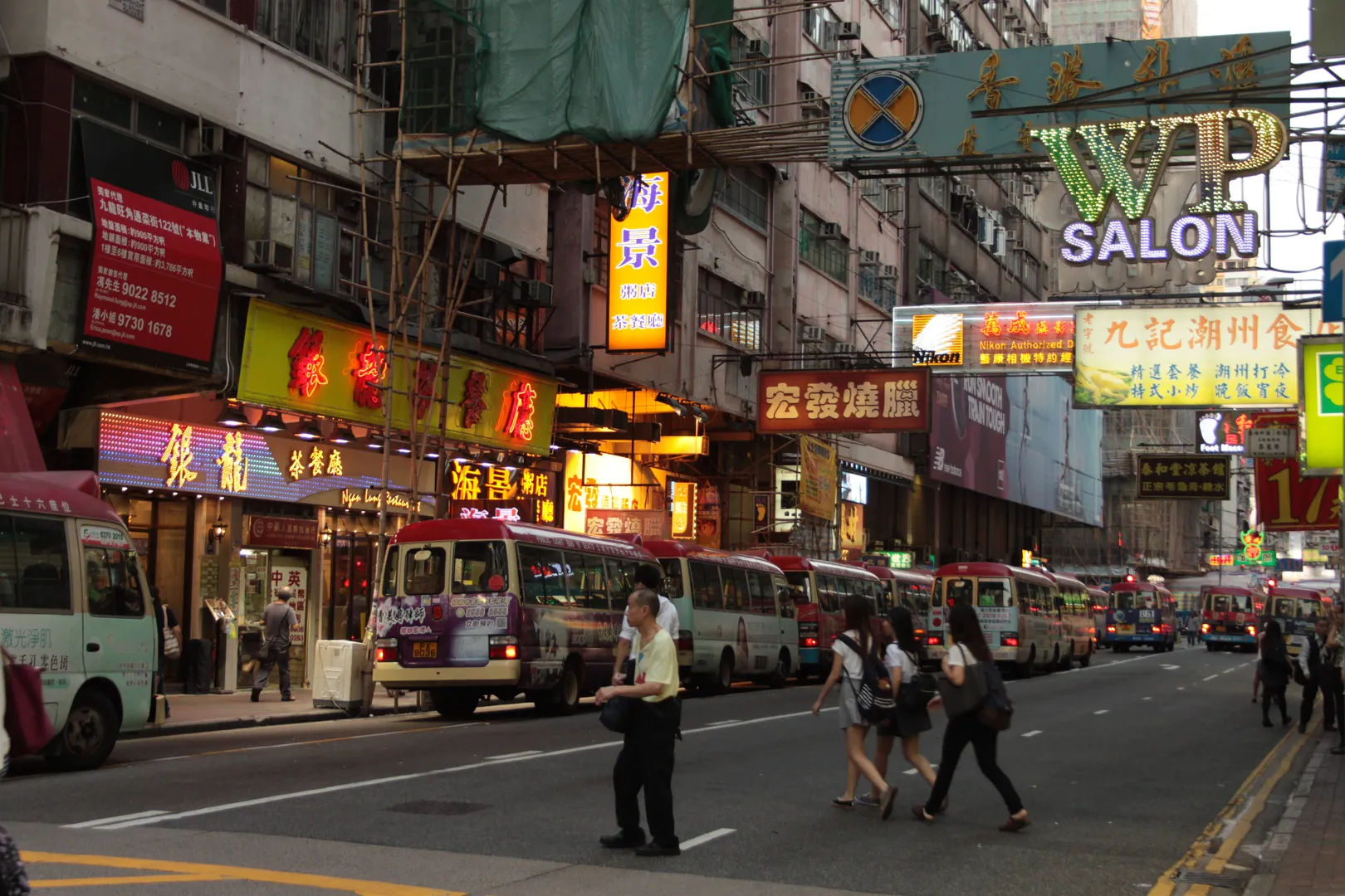 Neonowe znaki i ruchliwe ulice w dzielnicy handlowej Kowloon, Hongkong