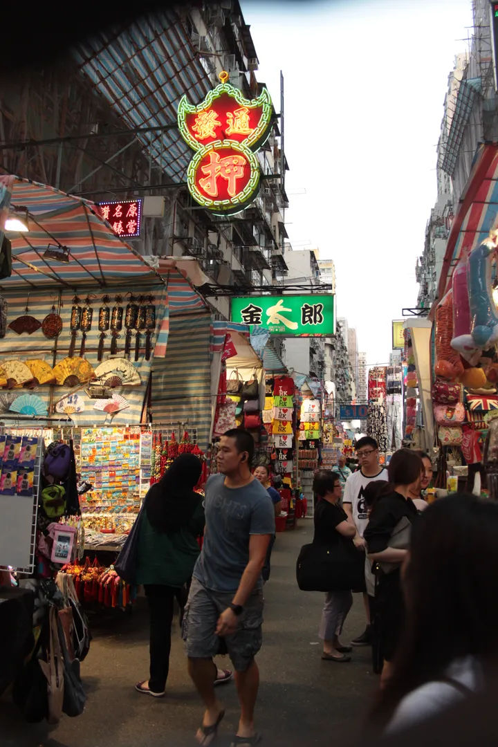 Tłoczny Ladies Market w Kowloon, Hongkong, pełen straganów z pamiątkami i rękodziełem