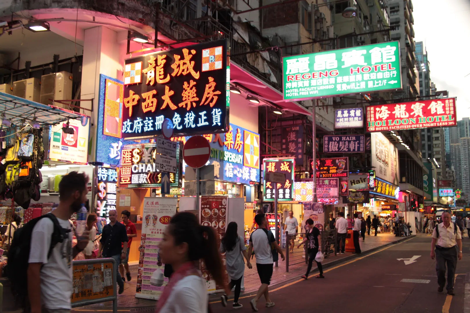 Widok na zatłoczoną ulicę z neonowymi znakami w Kowloon, Hongkong, w godzinach wieczornych