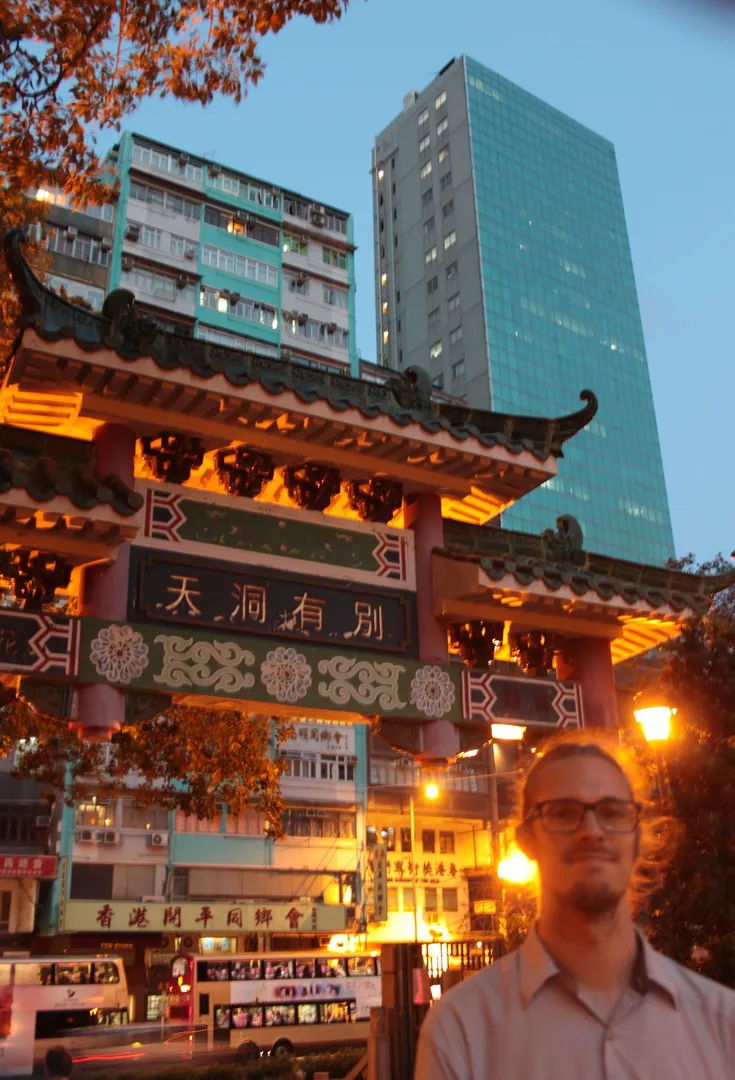 Zdobiona brama świątyni oświetlona w nocy, Kowloon, Hongkong