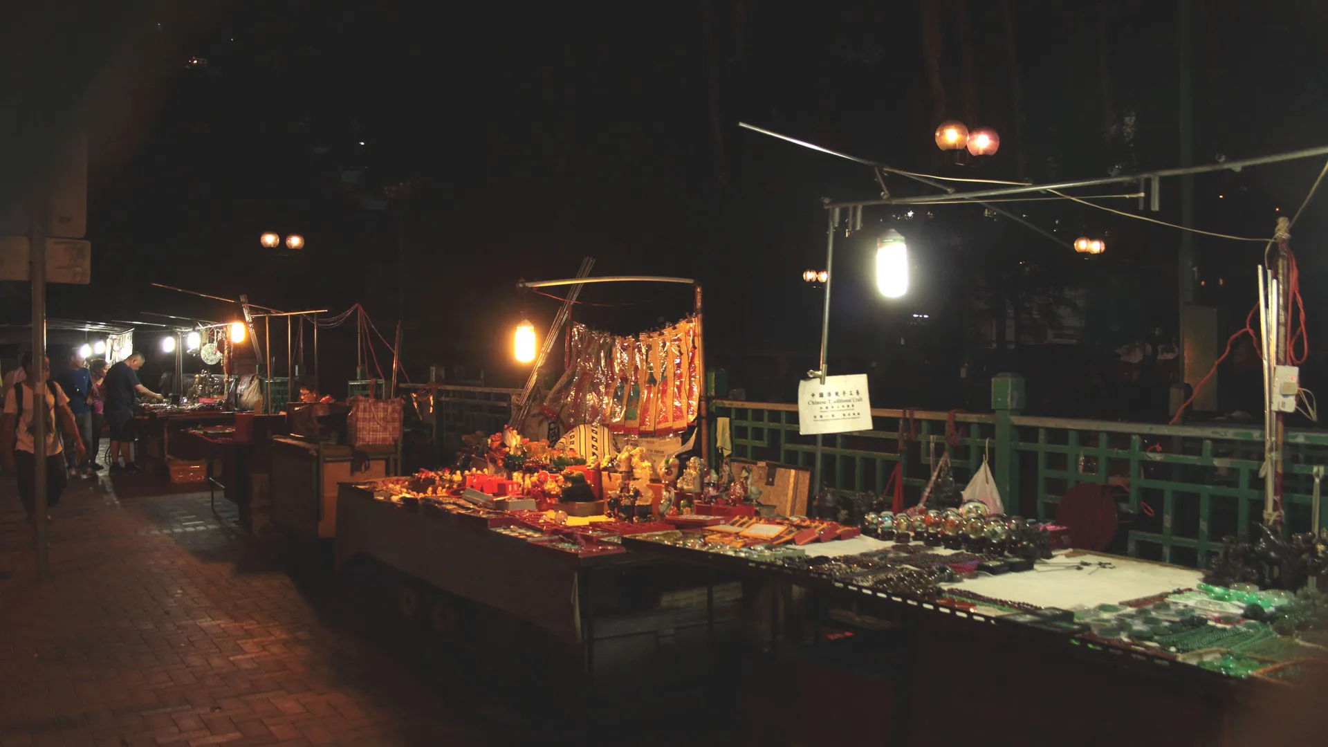 Stragany na Jade Market w Kowloon, Hongkong, oświetlone w nocy