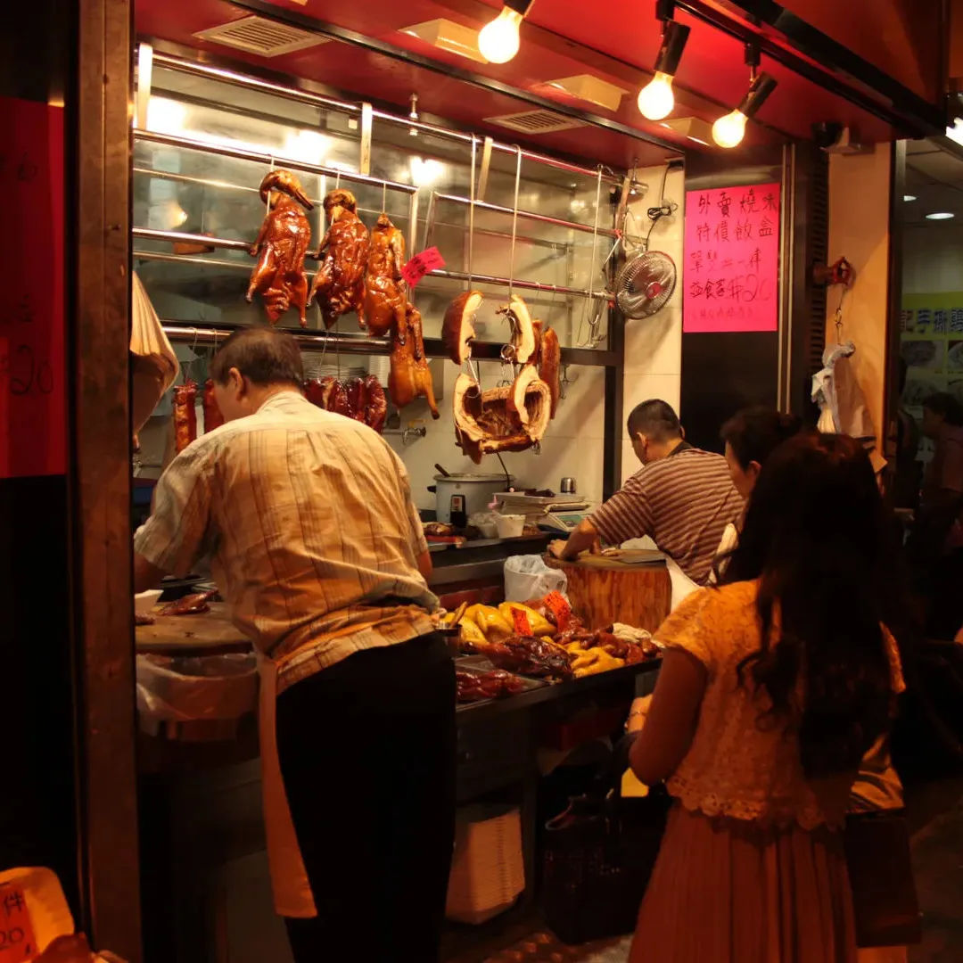 Stoisko z pieczonymi kaczkami na targu w Kowloon, Hongkong