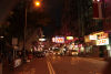 Shanghai Street nocą – neony i sklepy w dzielnicy Yau Ma Tei w Hongkongu