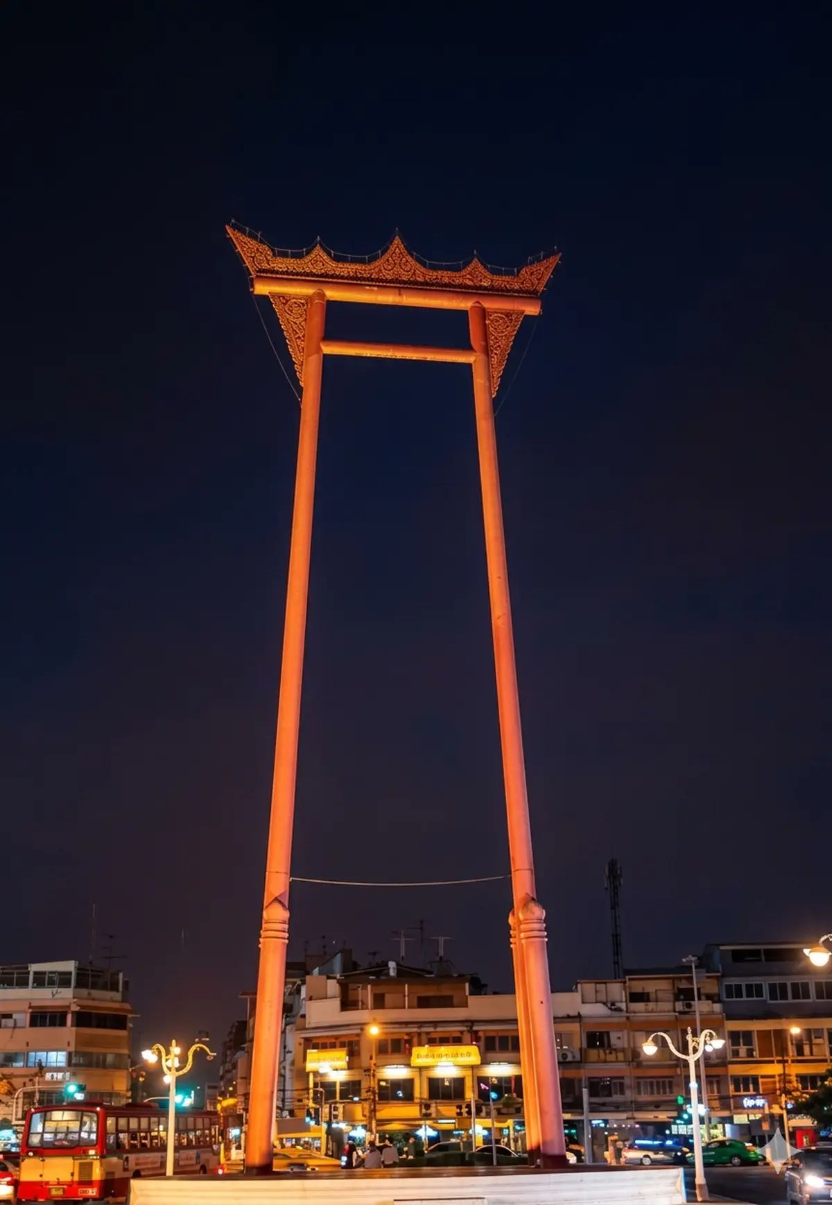 Giant Swing w Bangkoku, symboliczne miejsce w mieście z pięknym oświetleniem nocnym.