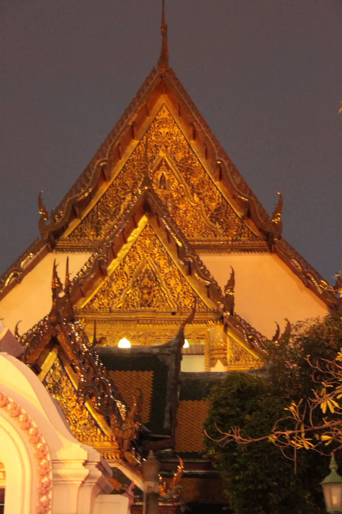 Dachy Wat Suthat w Bangkoku