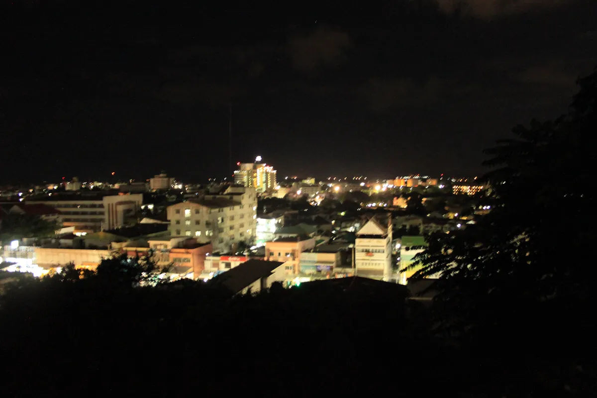 Widok nocnego miasta z wzgórza w Nakhon, Tajlandia.