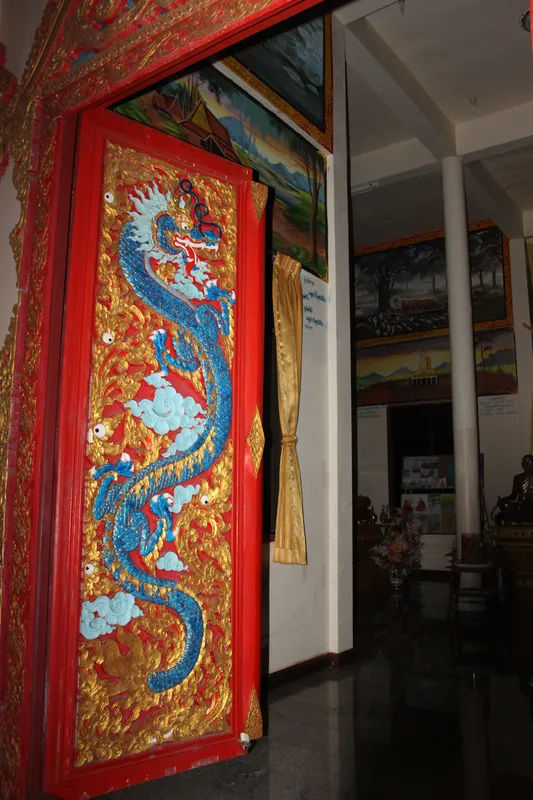 Dekoracyjna, kolorowa ściana w świątyni w Nakhon, Tajlandia.