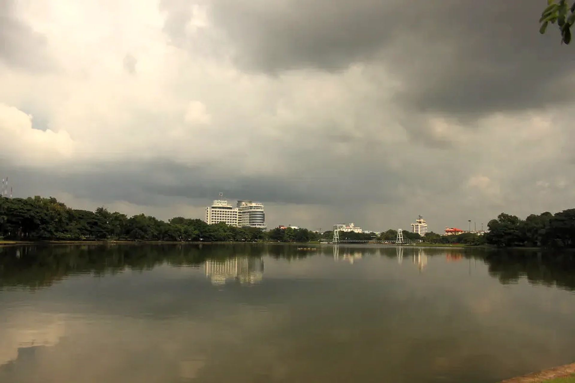 Widok na jezioro w Nakon Sawan, Tajlandia