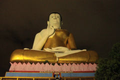 Monumentalny posąg Buddy w Wat Luang Pu Tao, górujący nad Nakhon Sawan.