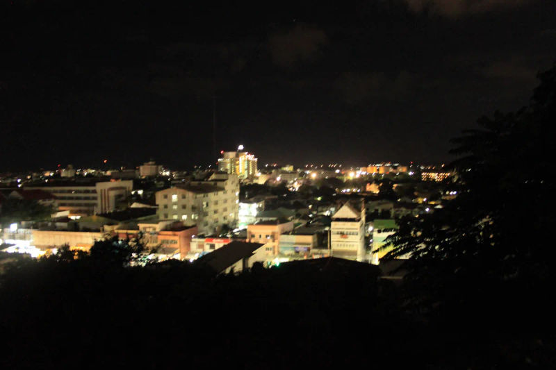 Widok nocnego miasta z wzgórza w Nakhon, Tajlandia.