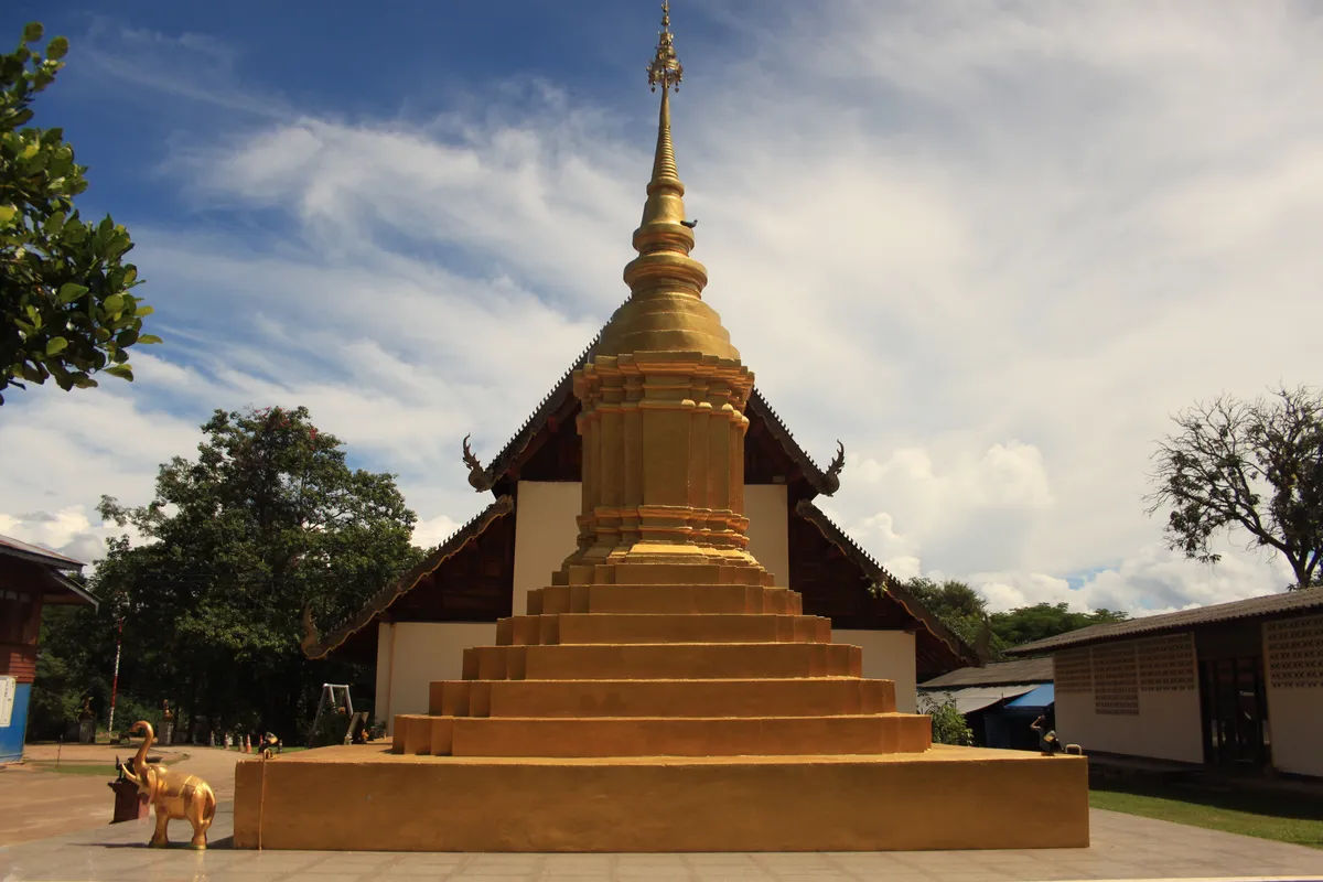 Zlota stupa w wiosce Pai w Tajlandii.