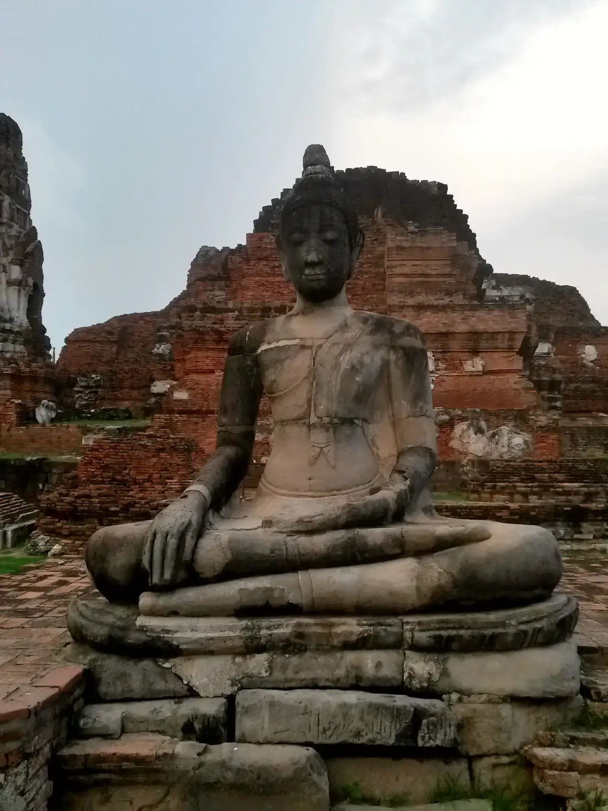Siedzacy posag Buddy w Ayutthaya, Tajlandia