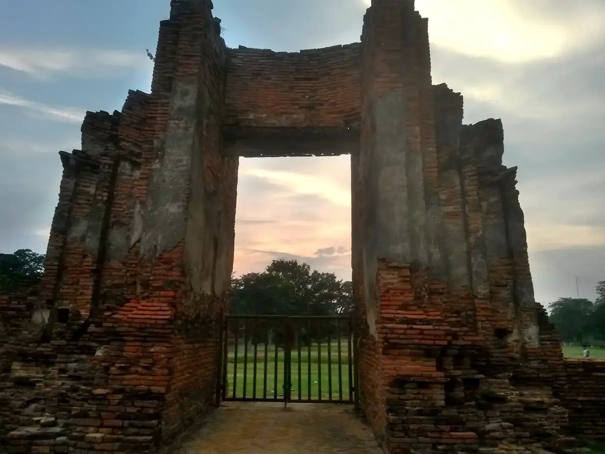 Ruiny świątyni z kolumnami w Ayutthaya.