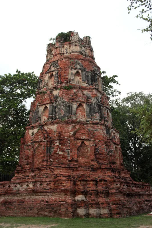 Zniszczony prang w Ayutthayi, część historycznych ruin w Tajlandii.