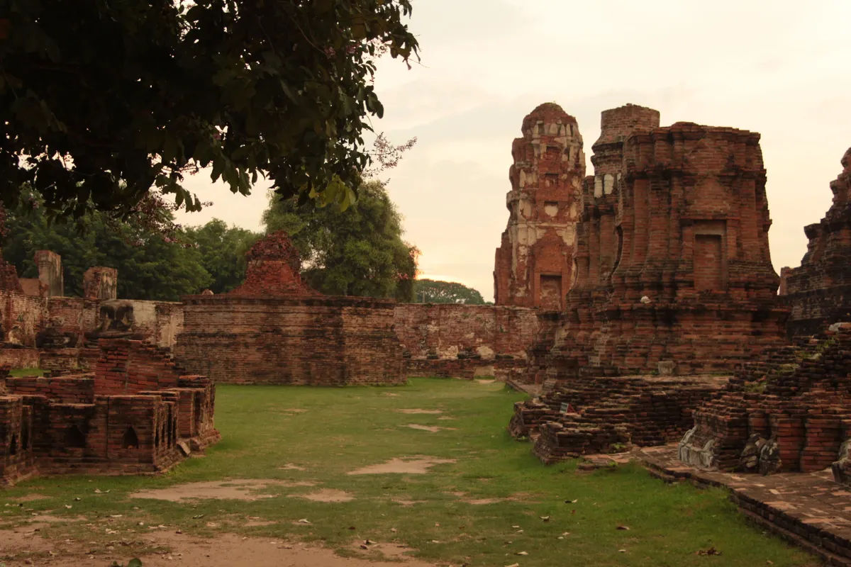 Posąg Buddy w świątyni, część starożytnych ruin w Ayutthaya.