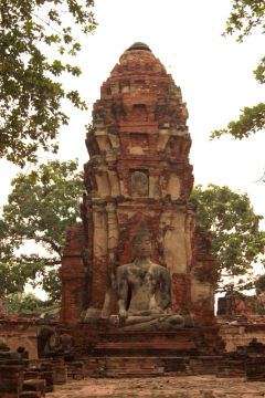 Ruiny świątyń w Ayutthayi, z widokiem na Wat Chaiwatthanaram przy zachodzie słońca.