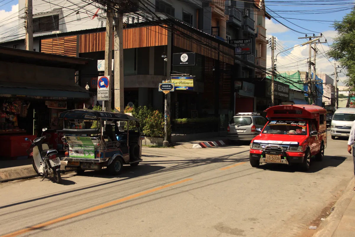 Posąg trzecg królów na tle błękitnego nieba w Chiang Mai