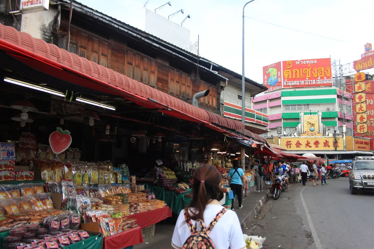 Widok na tradycyjny rynek w Chiang Mai, pełen straganów z produktami spożywczymi.