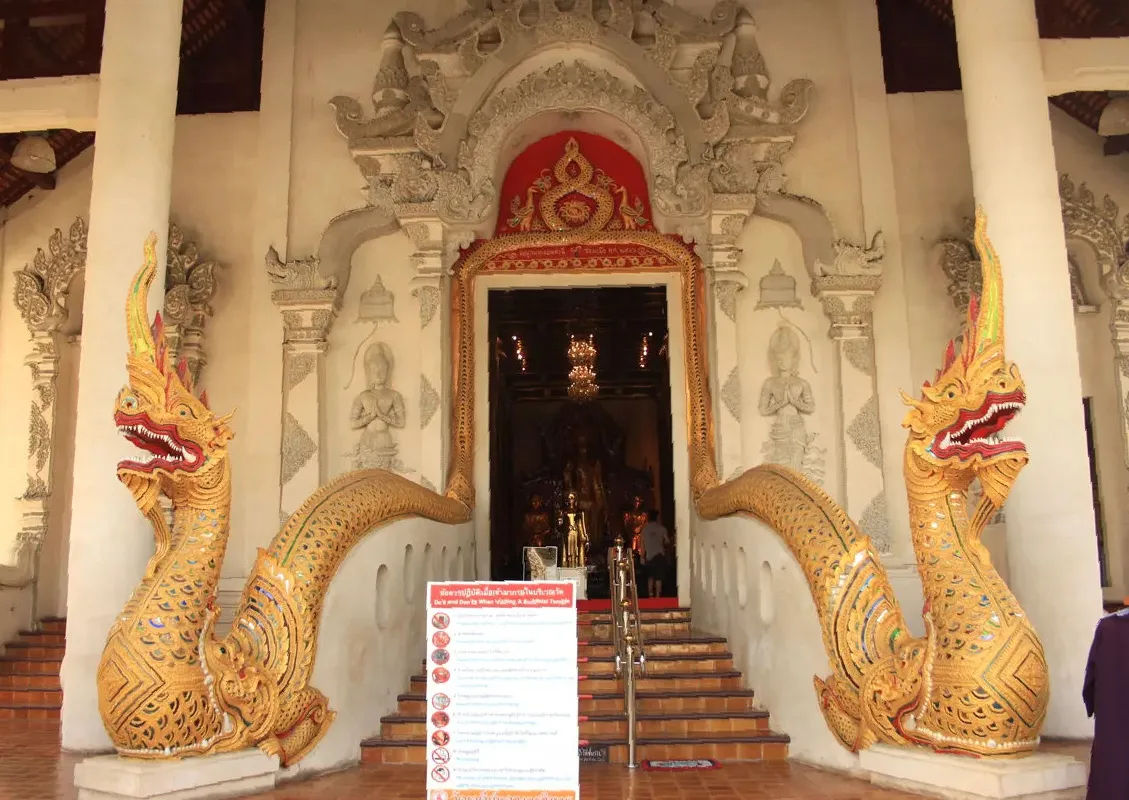 Wejście do świątyni w Wat Chedi Luang, ozdobione rzeźbami smoków.