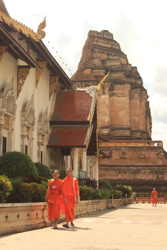 Boczne wejście i fragment stupy w świątyni Wat Chedi Luang w Chiang Mai.