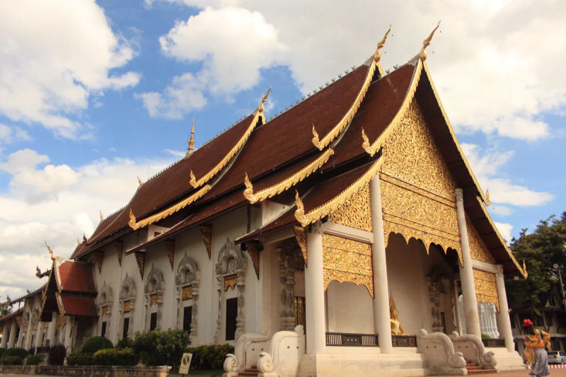 Wihan Luang z boku – wielopoziomowy dach i złocony szczyt, Wat Chedi Luang.