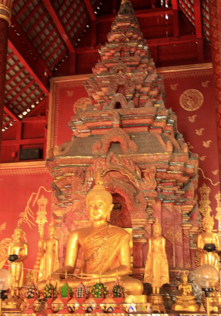 Blisko kadrowany posąg Buddy w świątyni Wat Chiang Man w Chiang Mai.