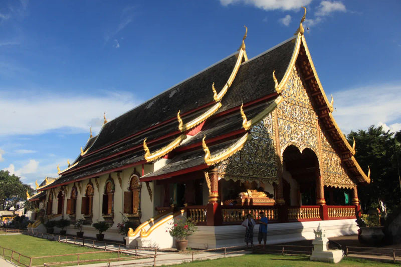 Świątynia Wat Chiang Man w Chiang Mai, z widokiem na piękną architekturę.