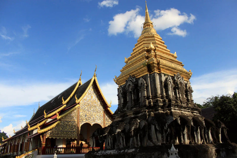 Stupa Słoni i glowny wihan w Wat Chiang Man