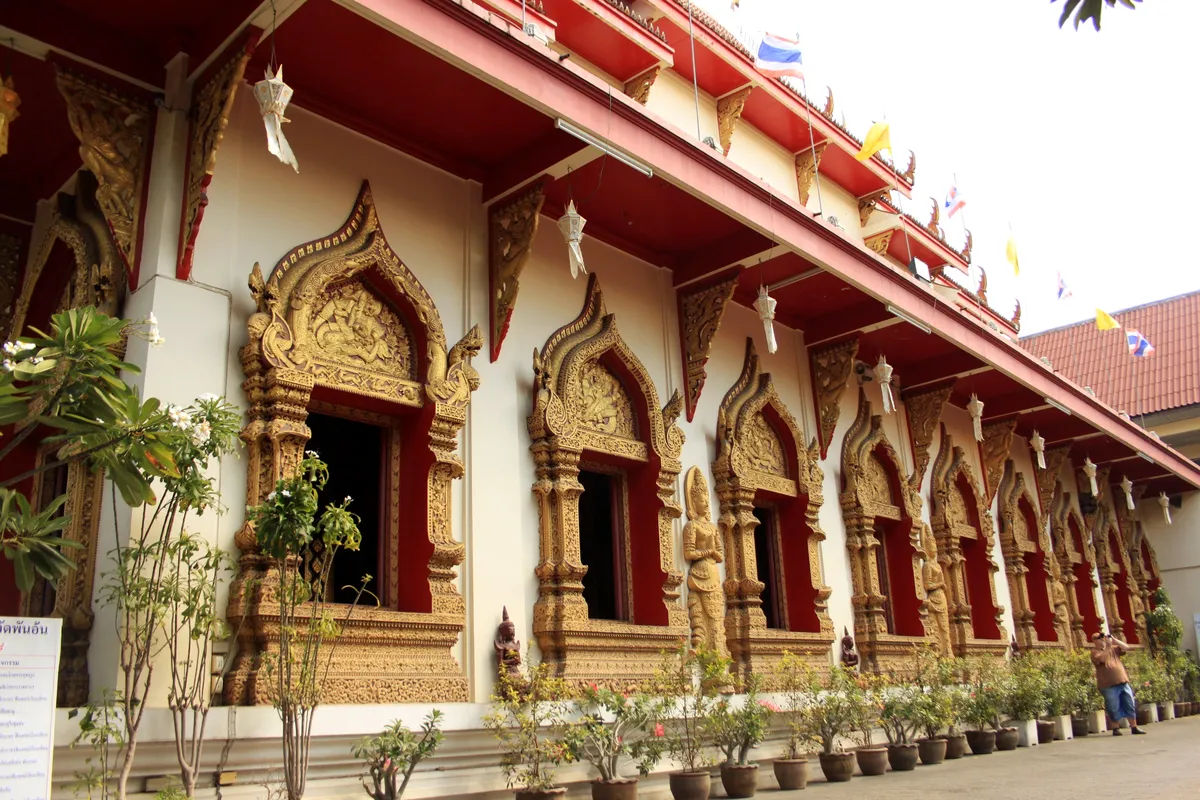Widok na zewnętrzną fasadę świątyni Wat Phan On w Chiang Mai z bogatymi zdobieniami.