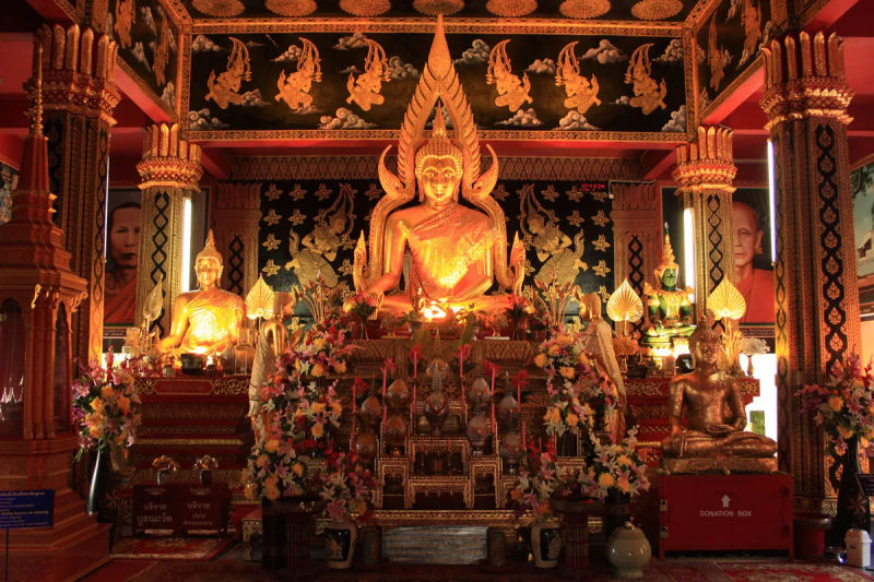 Zbliżenie na złoty posąg Buddy w świątyni Wat Phan On w Chiang Mai.