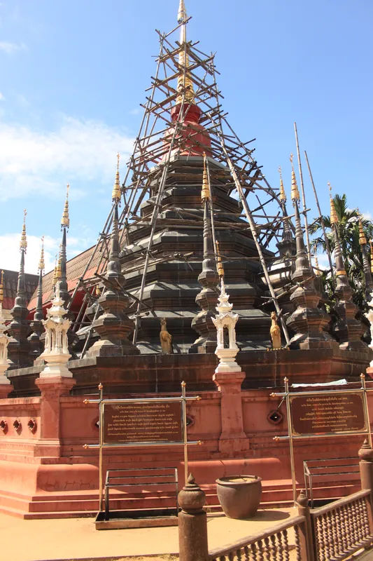 Pagoda w Wat Phan Tao w Chiang Mai otoczona rusztowaniem podczas renowacji.