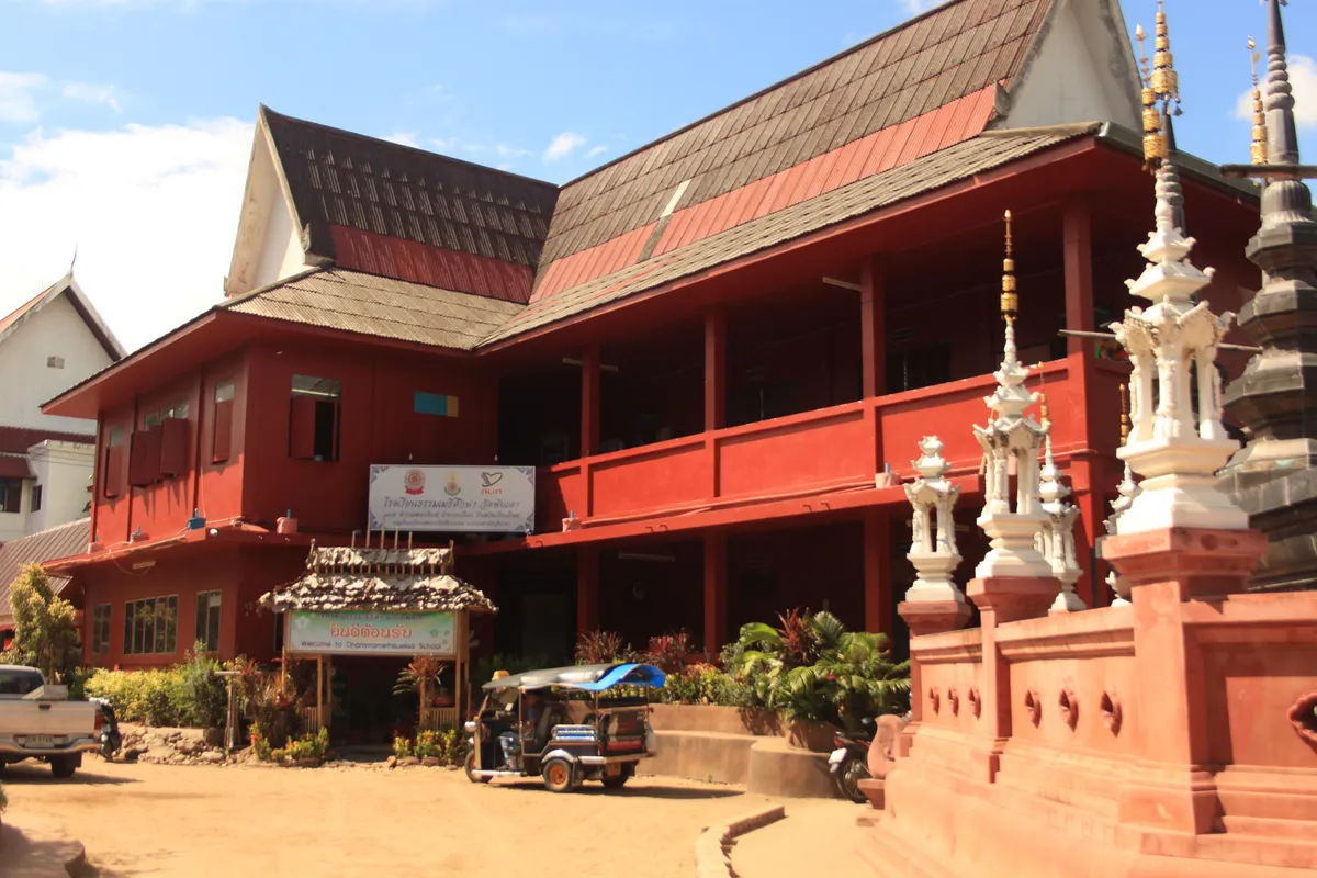 Budynek klasztorny przy Wat Phan Tao w Chiang Mai w intensywnym czerwonym kolorze.