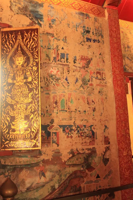 Ścienne malowidła w świątyni Wat Phra Singh, przedstawiające tajskie motywy religijne i tradycyjne wzory.
