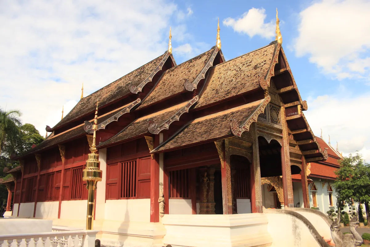 Tradycyjny ubost w Chiang Mai z misternymi detalami architektonicznymi.