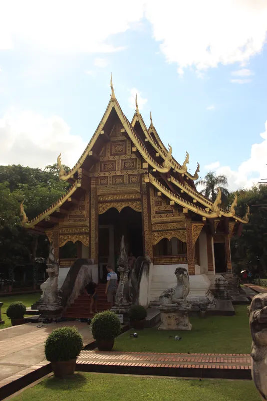 Tajski wihan w świątyni Wat Phra Sing w Chiang Mai z tradycyjnymi elementami budowlanymi.