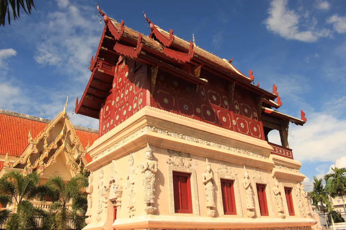 Budynek biblioteki w swityni Wat Phra Singh, Tajlandia
