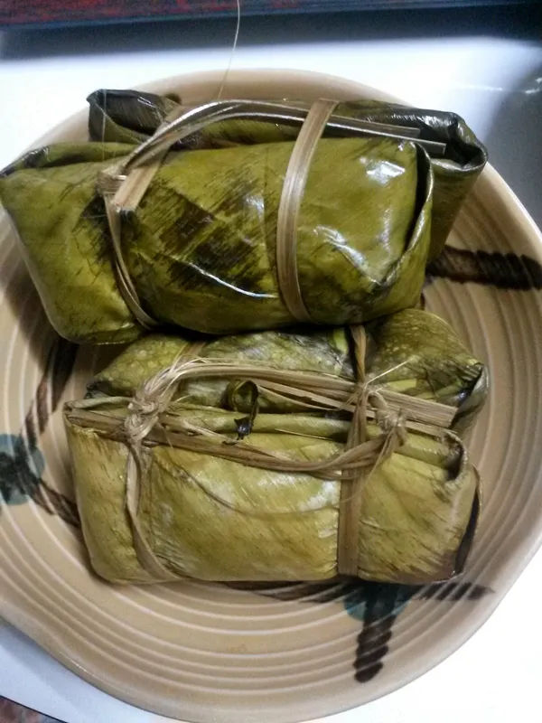 Danie zapakowane w liście, gotowane na parze, tradycyjnie przygotowywane w Azji.