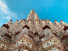 Wat Arun nad rzeką Chao Phraya, w pobliżu pomnika króla Taksina.